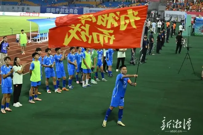 在赛场上展, 湘潭队虽败, 绿茵场上的